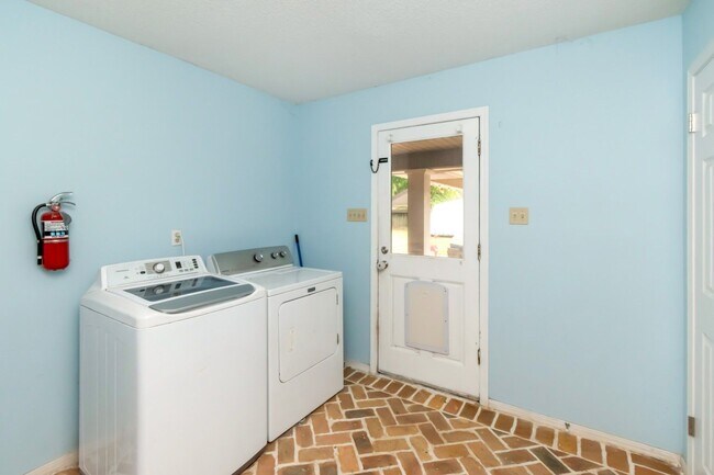 Building Photo - Great house with a pool in Satsuma!