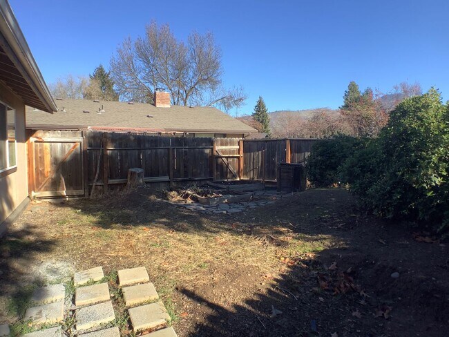 Building Photo - One bed/One bath cottage in East Medford | Available Now