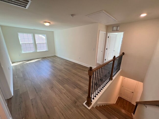 Building Photo - LIKE NEW 4 Bedroom Home w/ Ground Floor Be...