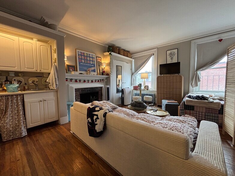 Building Photo - 85 Charles St