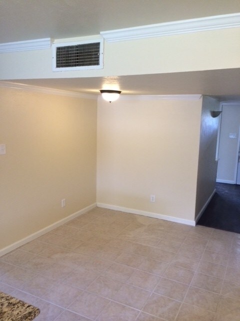 Building Photo - 853 Warwick Dr