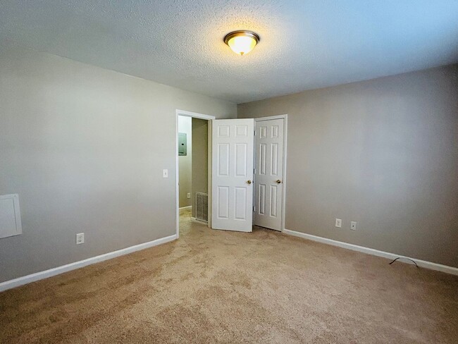Building Photo - 304 Poplar St