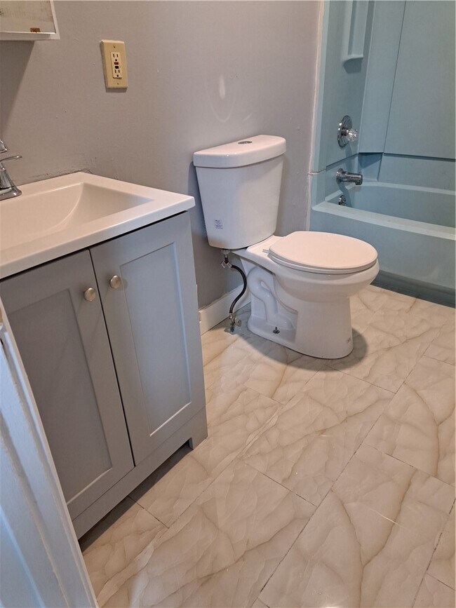 Building Photo - 72 Saratoga Ave