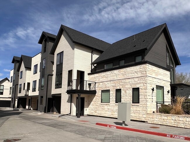 Building Photo - 5599 S Curtice St