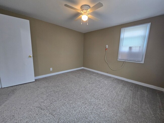 Building Photo - 2 Bedroom Home in Normal