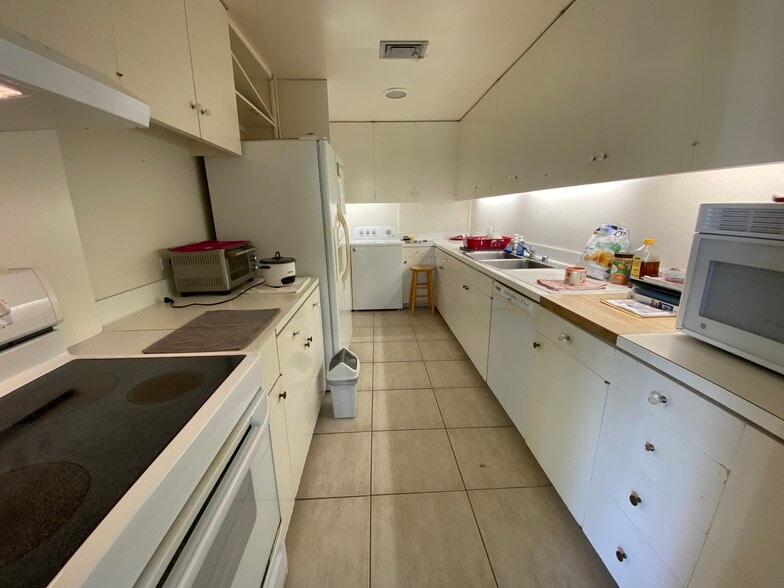 Building Photo - 4999 Kahala Ave