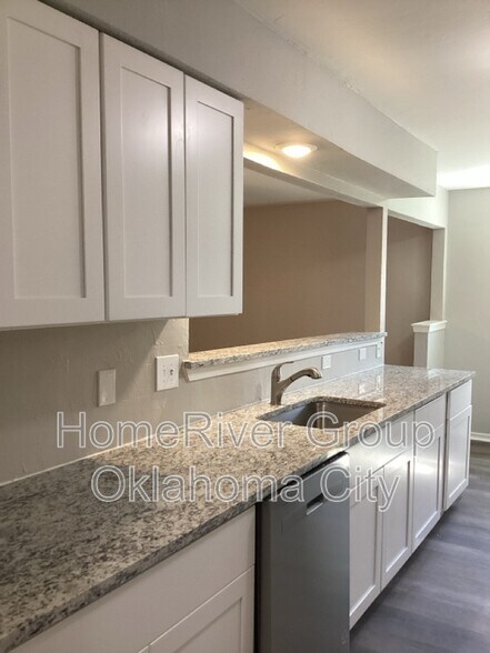 Building Photo - 5708 S Briarwood Dr