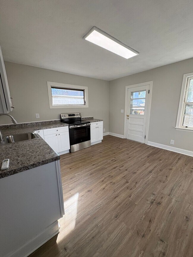 Building Photo - 3 bedroom 3 bath in Spartanburg with Lots of Space !!! Workshop in the garage!!