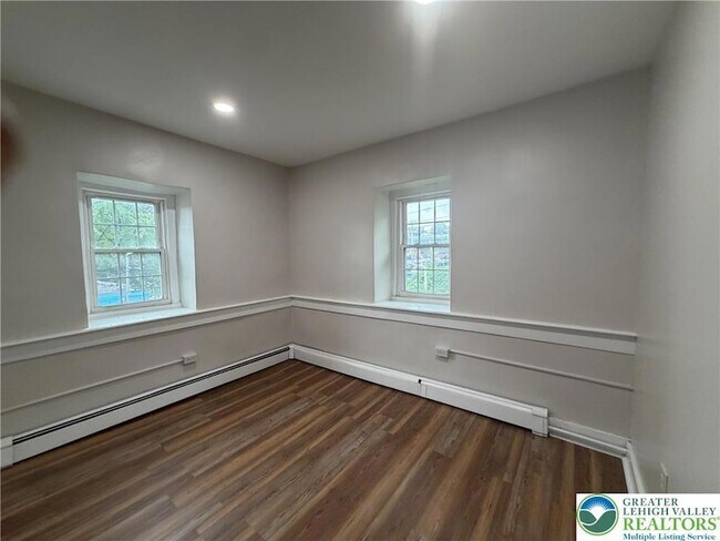 Building Photo - 1037 N 6th St Ext
