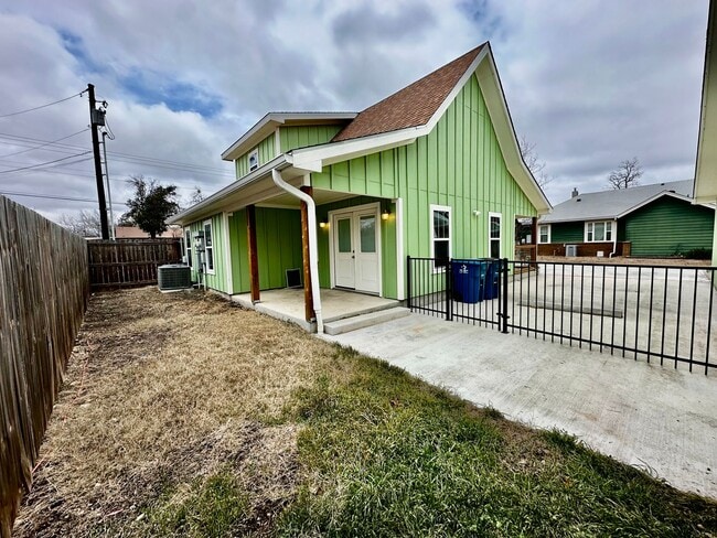 Building Photo - 2 Story Bungalow