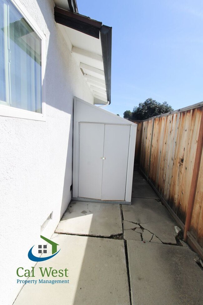 Building Photo - $4095 - 4 Bed/2 Bath 1933 sqft single stor...