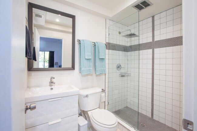 Building Photo - 2350 E Miramonte Cir
