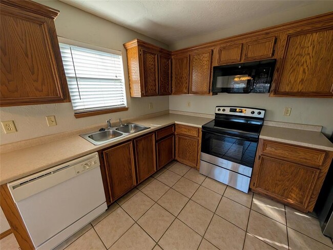 Building Photo - 3201 Lois Arlene Cir