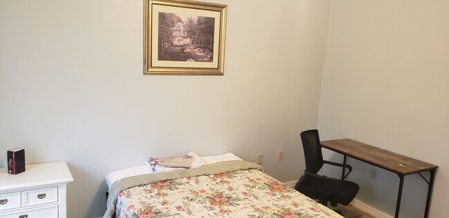 Building Photo - Room for rent. private bedroom with shared...