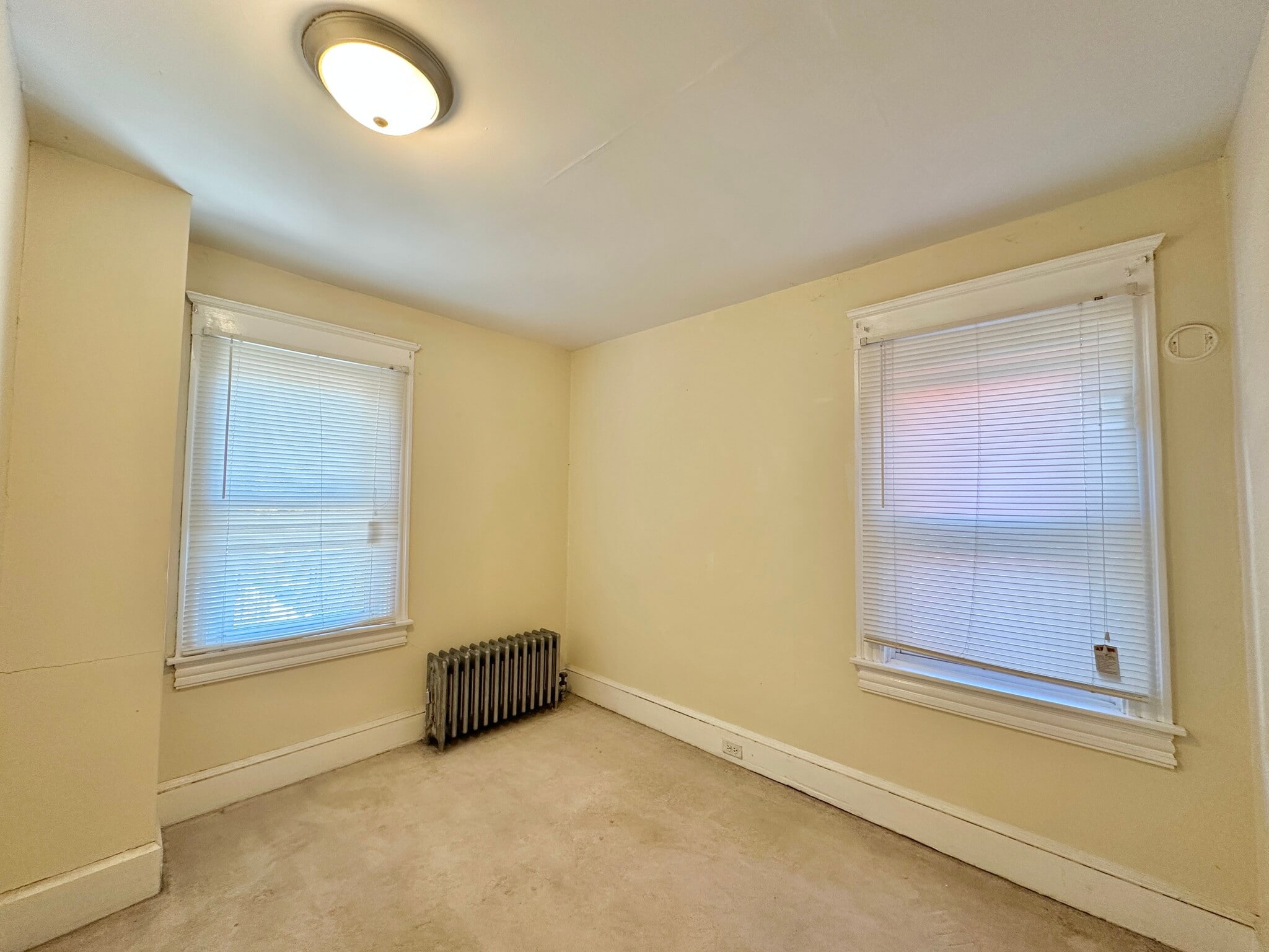 Building Photo - 519 S River St