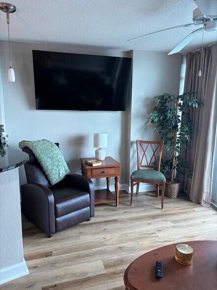 Building Photo - 215 77th Ave N