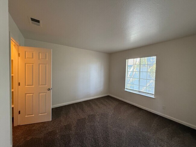 Building Photo - Parkview Condo close to shopping & Freeway!