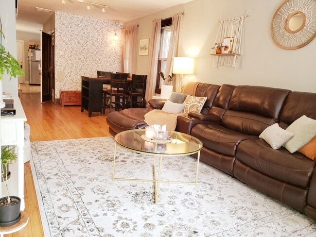 Building Photo - 1530 W Diversey Pkwy