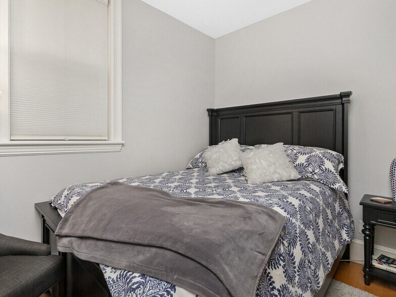 Building Photo - 106 E Brookline St