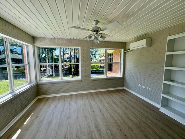 Building Photo - 529 Long Lake Dr