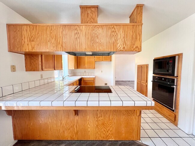 Building Photo - $2,495 Friant & Copper, 3 Bedrooms - N. Wi...
