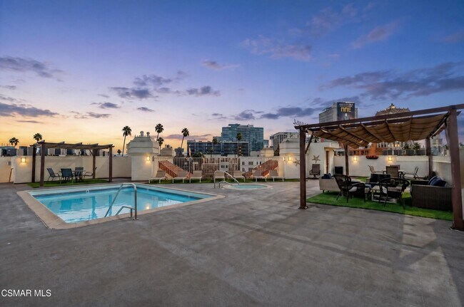 Building Photo - 620 S Gramercy Pl