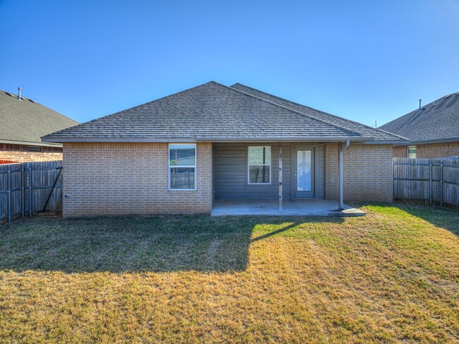 Building Photo - 4 Bedroom + Edmond Schools