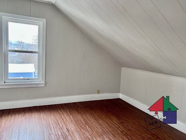 Building Photo - Cozy 3BR Cottage - Heat Included!