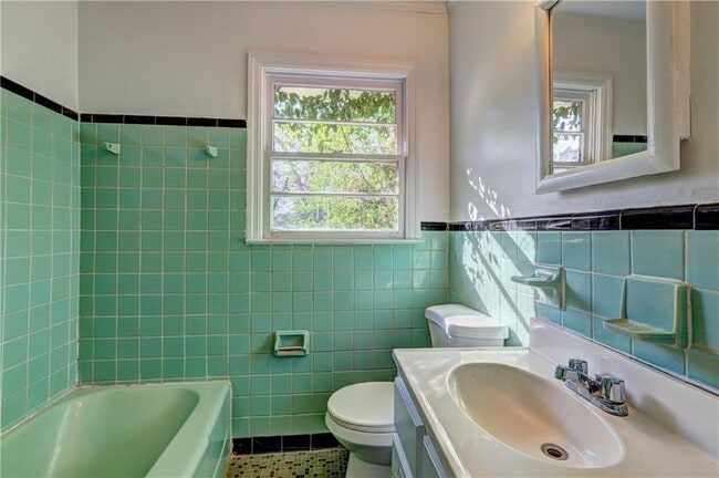 Building Photo - 2442 Tredway Dr