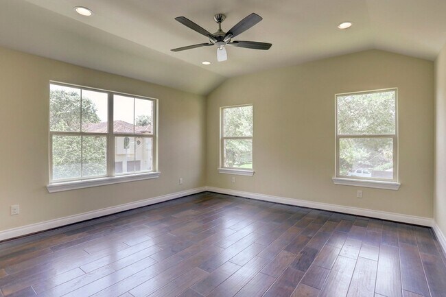 Building Photo - 5203 Beechnut St