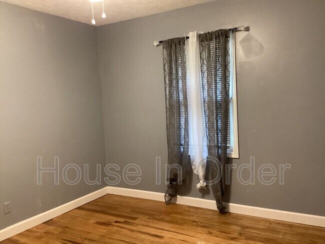 Building Photo - 64 Valentine St