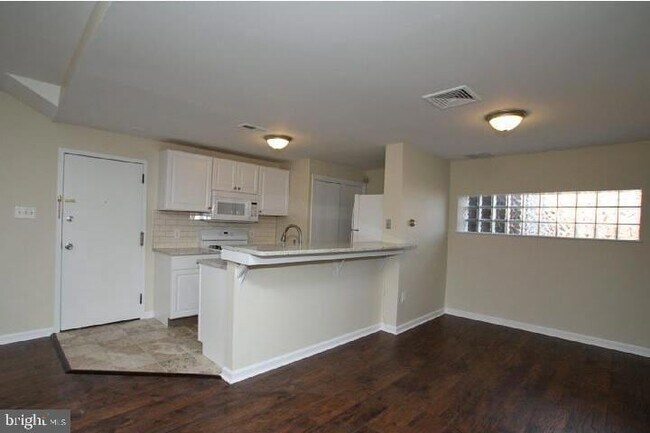 Building Photo - 443 Fairmount Ave