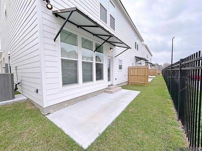 Building Photo - 608 Lake Shelf Dr