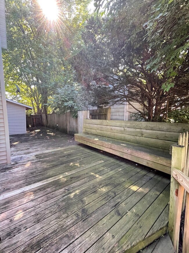 Building Photo - 5 Bedroom Available November