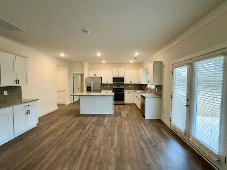 Building Photo - 10811 Upland Dr