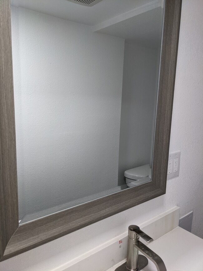 Building Photo - 827 10th