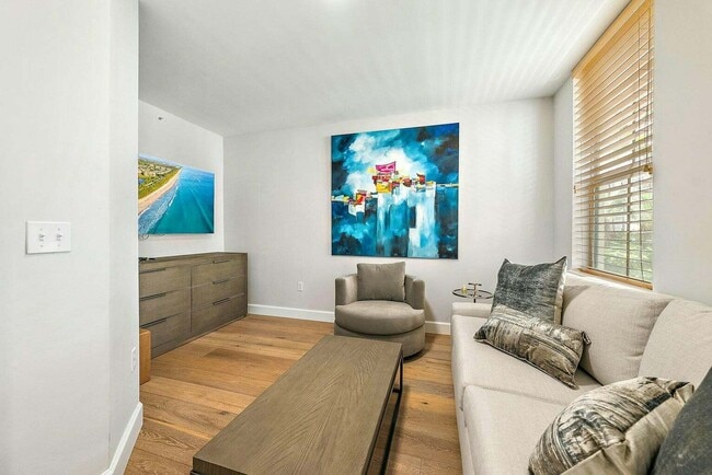 Building Photo - 696 Fern St