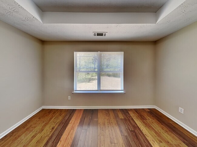 Building Photo - One Month Free! Nice 3 Bedroom Home locate...