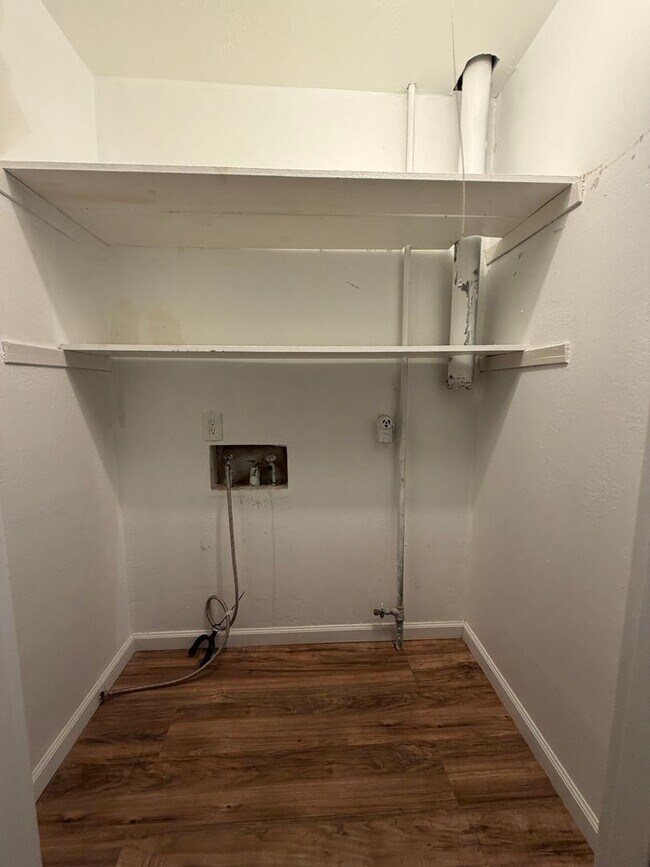 Building Photo - Spacious, 2 story townhouse