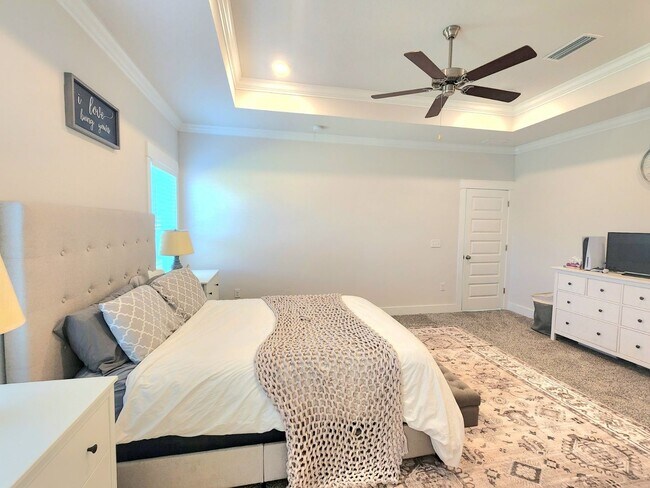 Building Photo - Stunning 4-Bed, 3-Bath Beauty, 2,117 sq. ft. of Pure Comfort and Style!