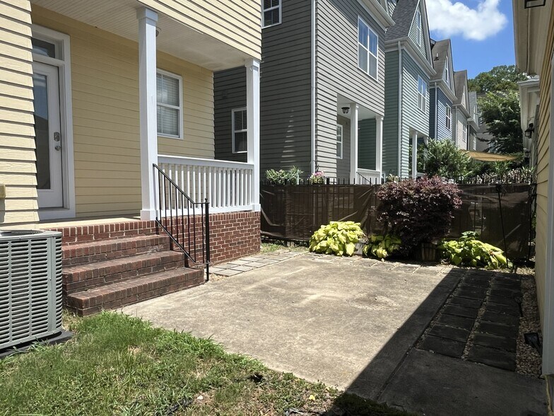 Building Photo - 527 Dubois Ct
