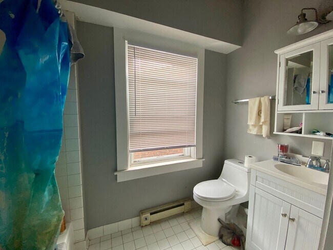 Building Photo - 7 bedroom/ 3bath Mins. from UC + Med Campu...