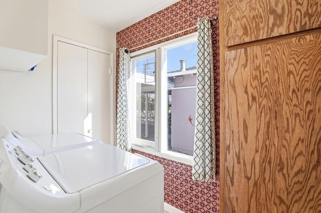 Building Photo - 1201 Weymoth Dr