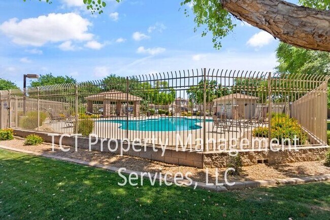 Building Photo - Freshly Updated Townhouse in Gilbert!