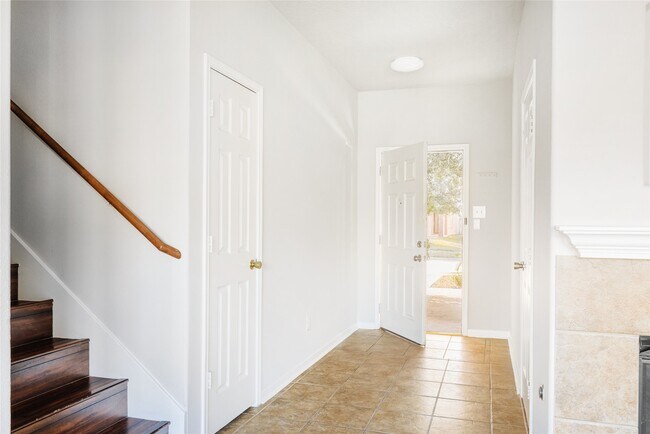 Building Photo - 15410 Fir Woods Ln