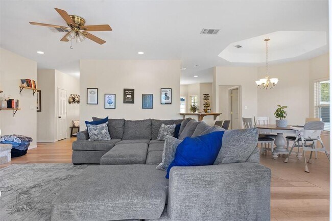 Building Photo - 104 Kings Way