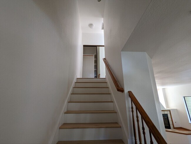 Building Photo - 970 La Mesa Terrace