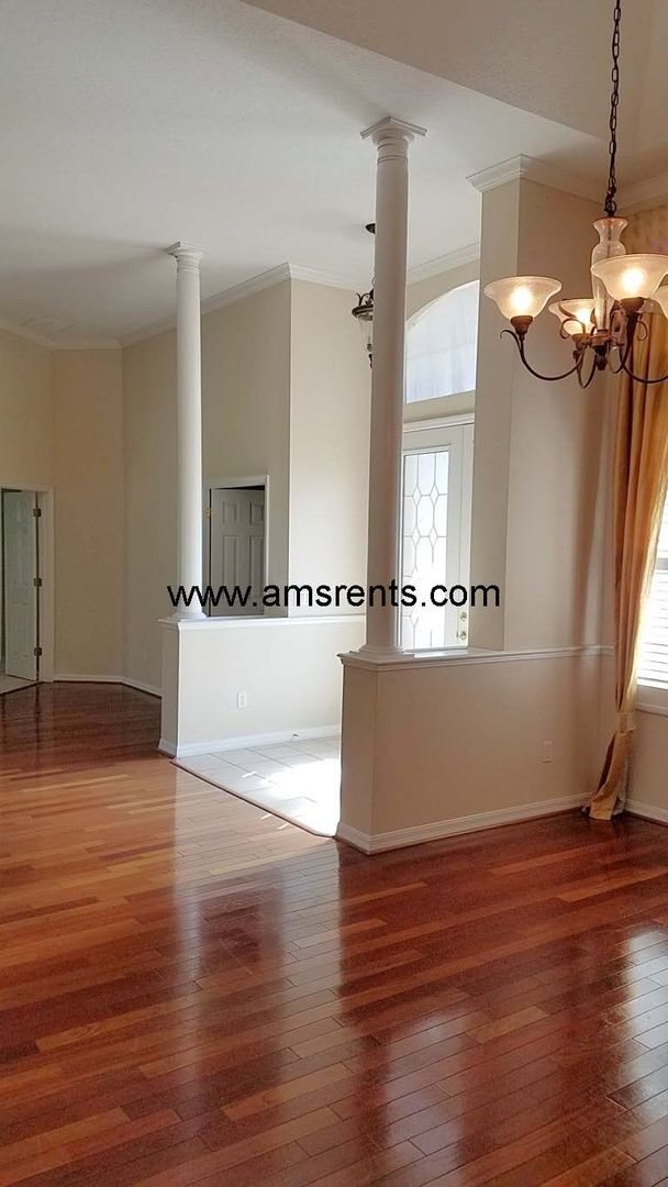 Building Photo - Spacious 5 bedroom home in Hunter Creek