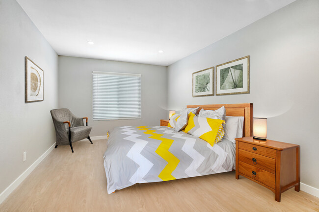 Interior Photo - 1525 Amherst