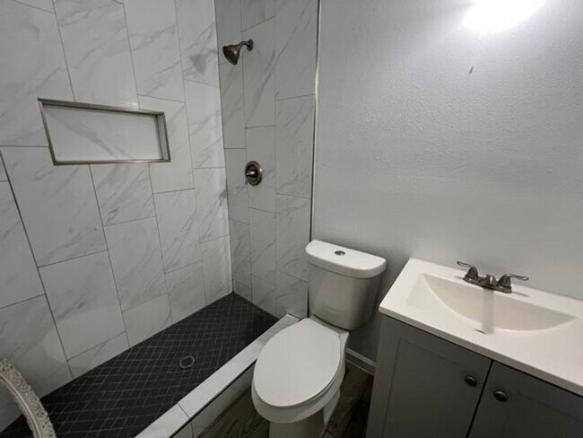 Building Photo - 302 Kenmar Dr